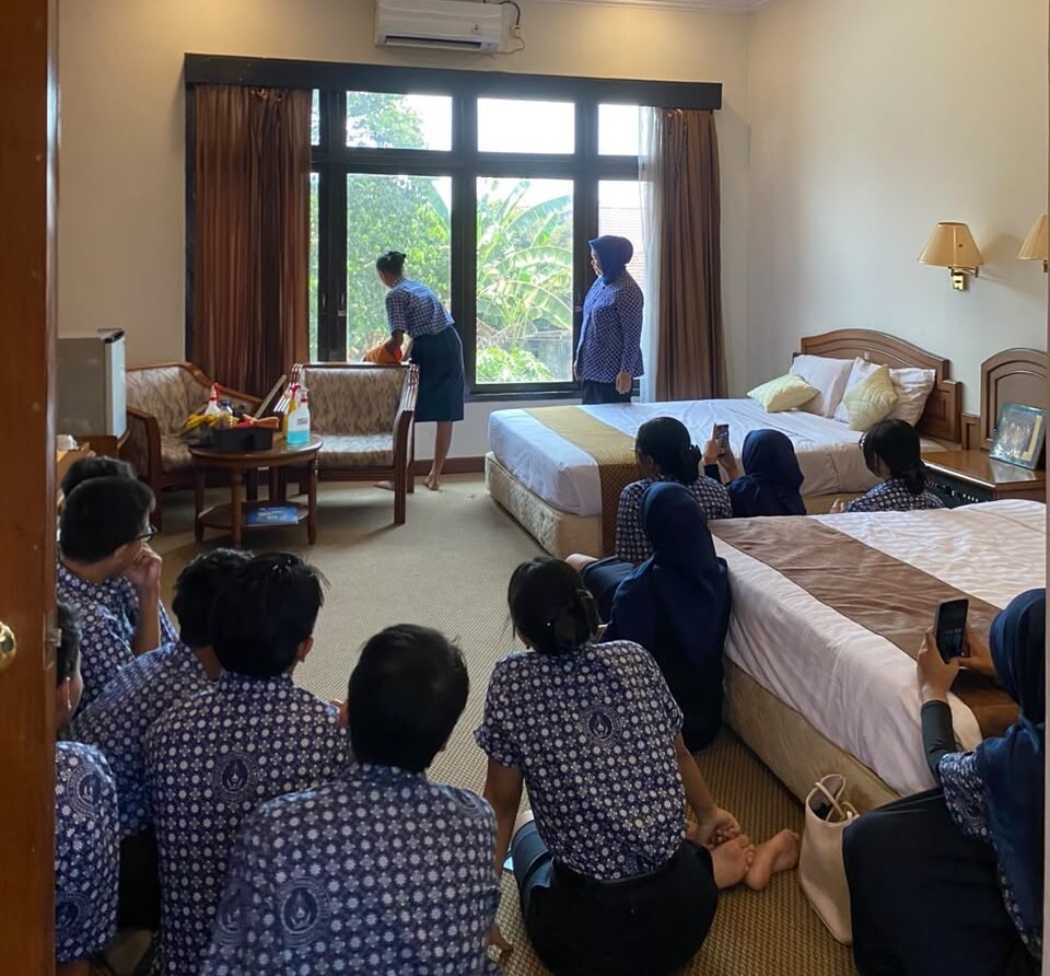 Peserta mempelajari praktik Housekeeping di fasilitas STP AMPTA